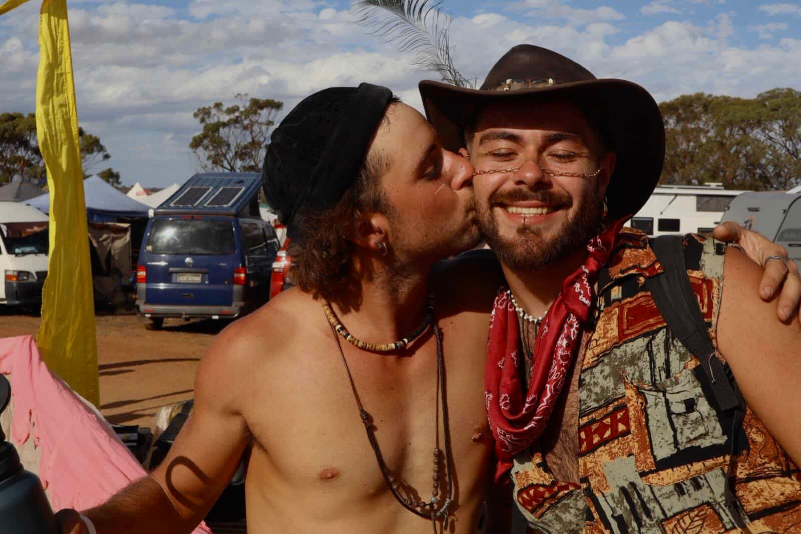 Festivaliers hommes dont un portant une chaîne de nez